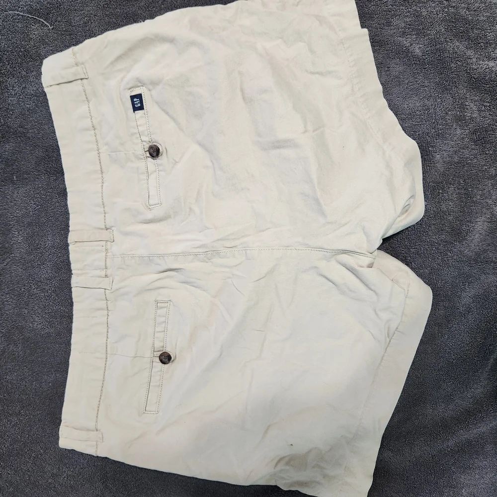 GAP Cream Cargo Shorts with Tailored Fit - Picture 5 of 7